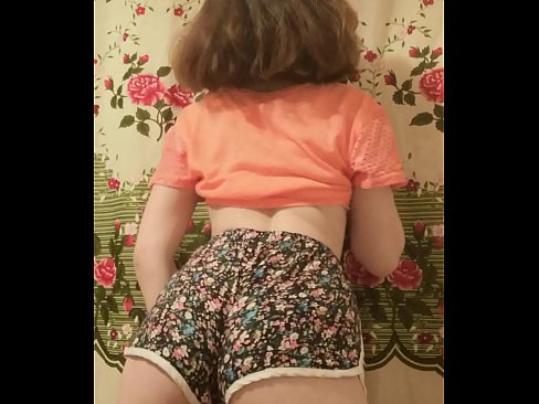 ❤️ 性感的年輕寶貝在相機上脫掉她的短褲 ️❌ 他媽的 在 zh-tw.pornmega.ru ❌